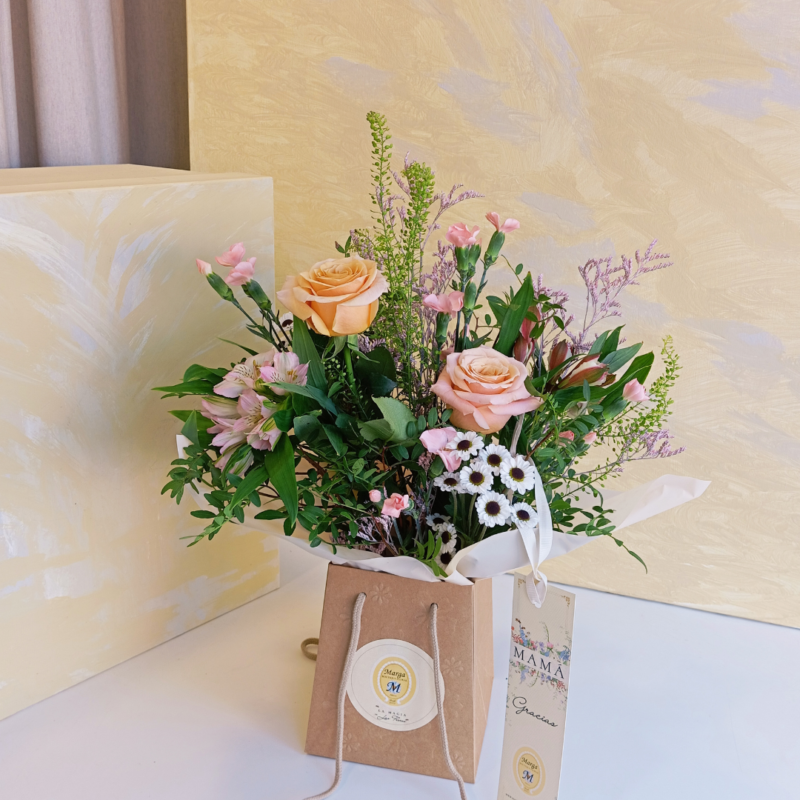 Caja de flores variadas, flores para el día de la madre, flores en talavera de la reina, marga boutique floral
