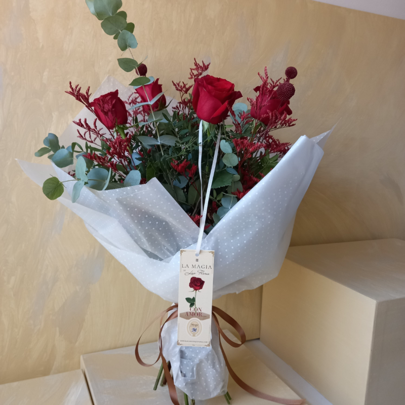 Ramo de cuatro rosas rojas