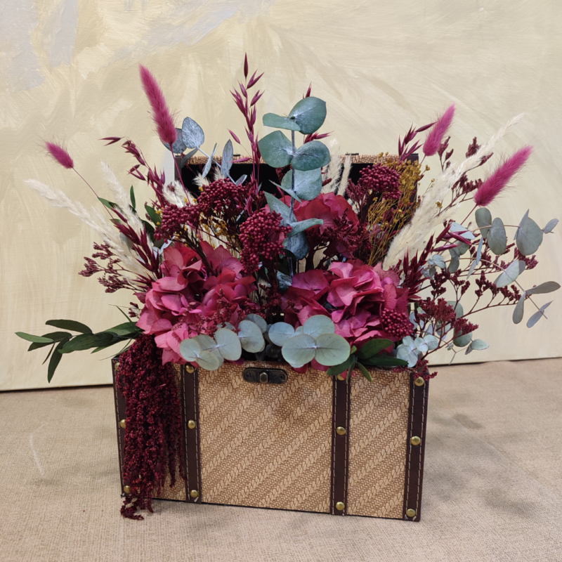 Cofre burdeos de flores preservadas y secas. Diseño original de Marga boutique Floral disponible envío y recogida en Talavera de la Reina.