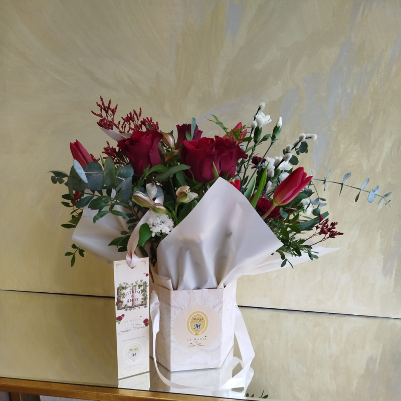 Caja de flores rojas mediana
