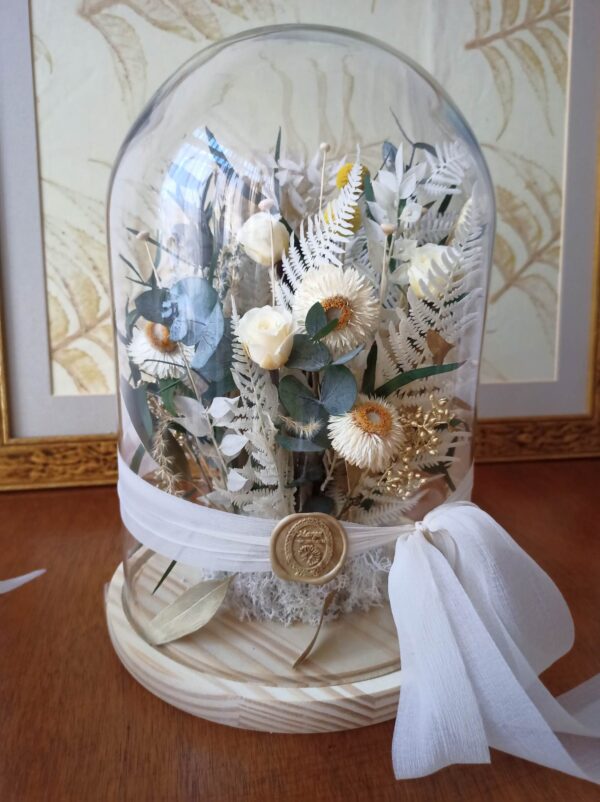 Cúpula de cristal de tamaño grande con flores preservadas silvestres.