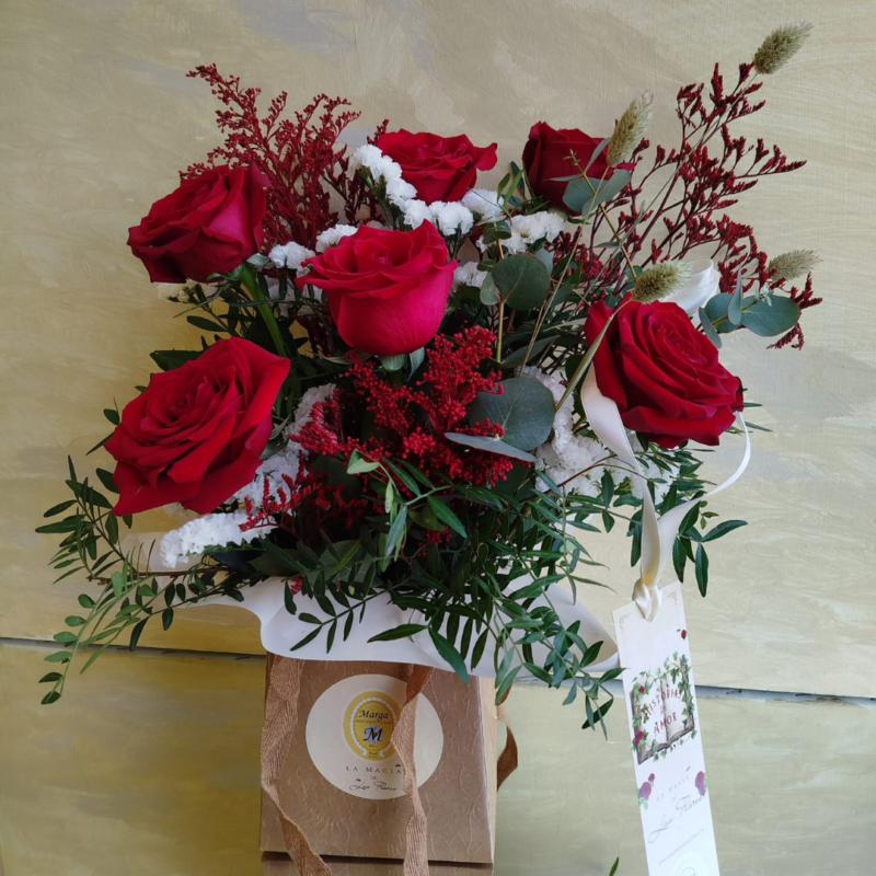 Caja de rosas rojas mediana