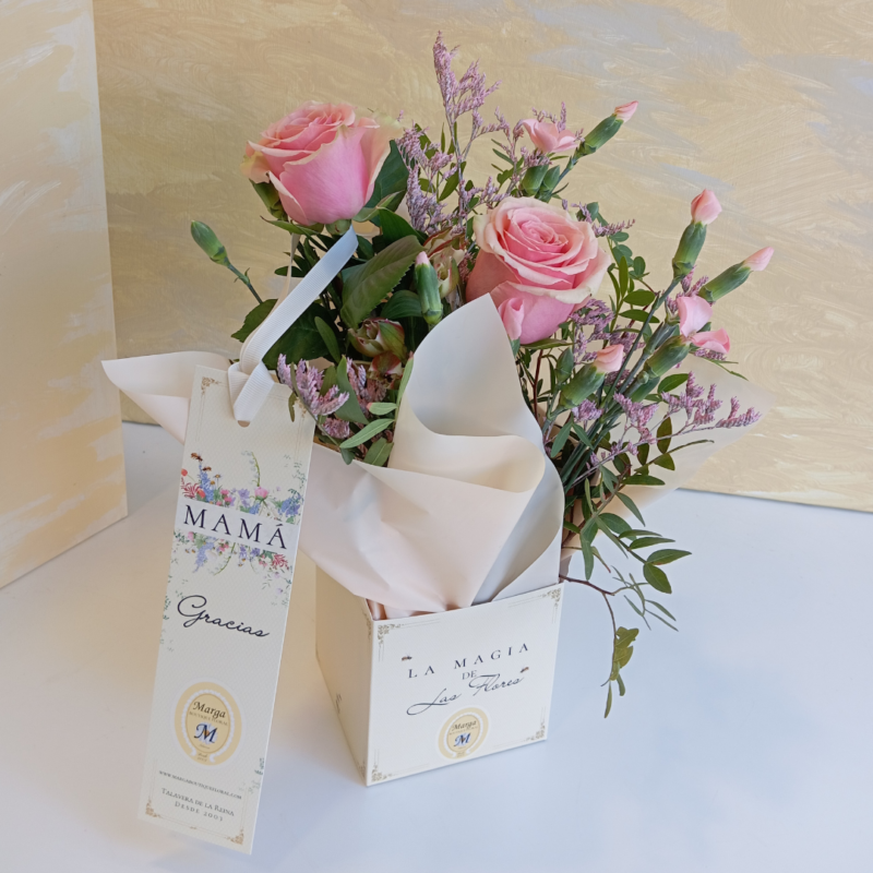 Caja pastel de rosas, caja de flores para el día de la madre, flores para el día de la madre. flores para el día de la madre en Talavera de la Reina